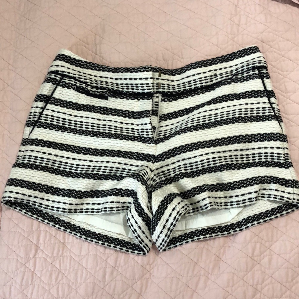Ann Taylor loft  black and white (ivory) woven riviera shorts size 6.